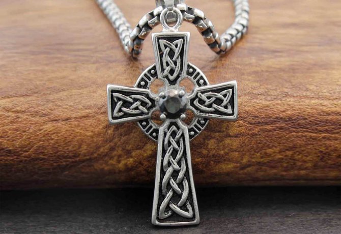 Кельтский крест в виде кулона