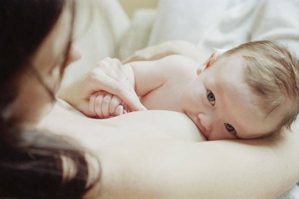 Кормить ребенка во сне грудным молоком: что это значит?