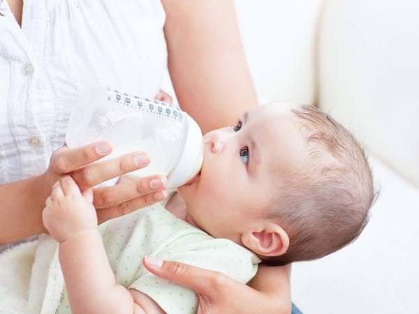 Кормить ребенка во сне грудным молоком: что это значит?