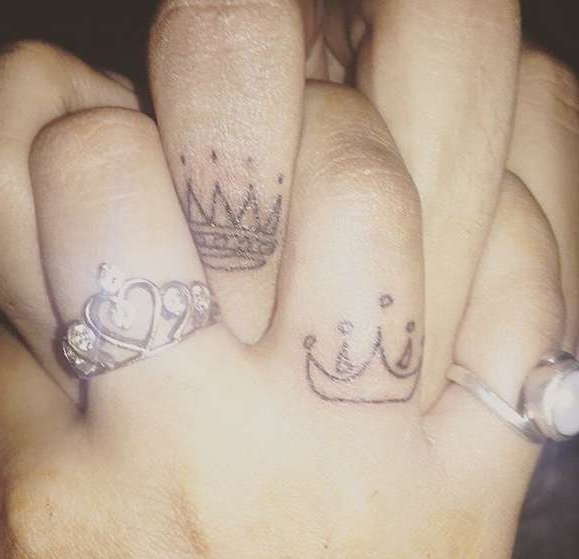 Короны на пальцах
