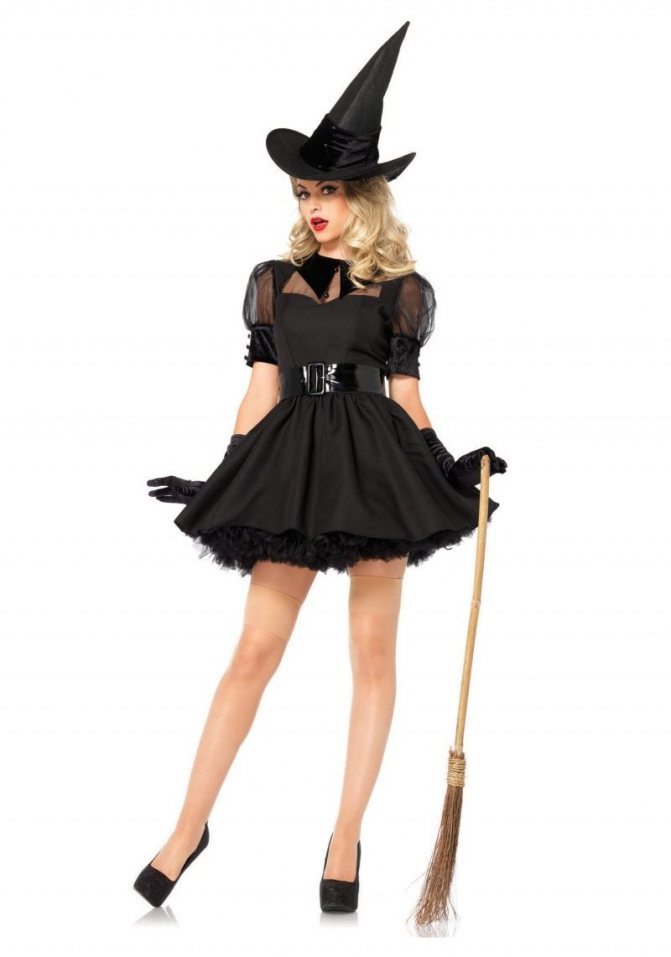 Короткое черное платье и шляпа на Хэллоуин