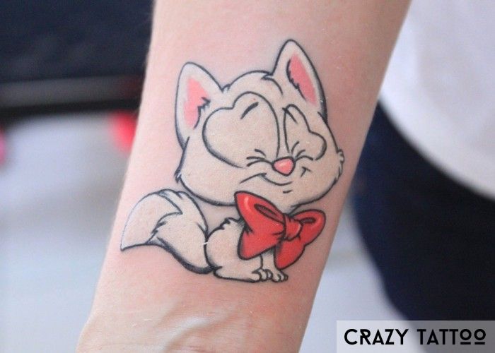 Котик с бантиком, милое тату сделанное в студии Crazy Tattoo