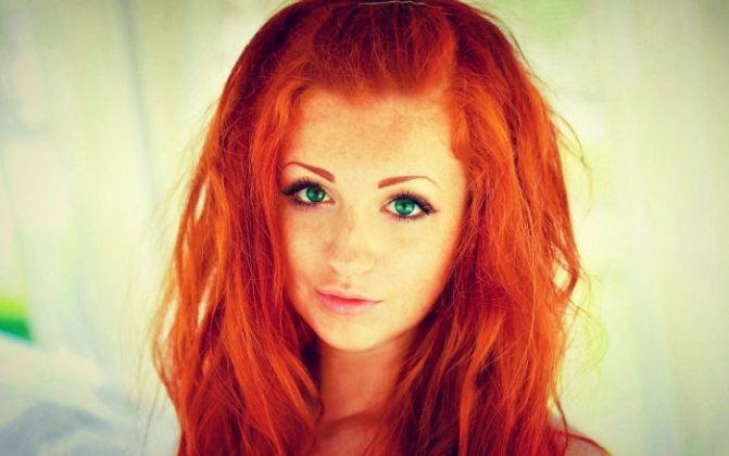красивая девушка с рыжими волосами и бровями