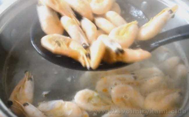 Креветки для сырного крем-супа вынимаем шумовкой.