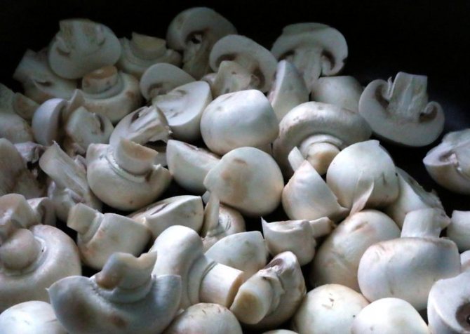 Крупные грибы режем для маринования