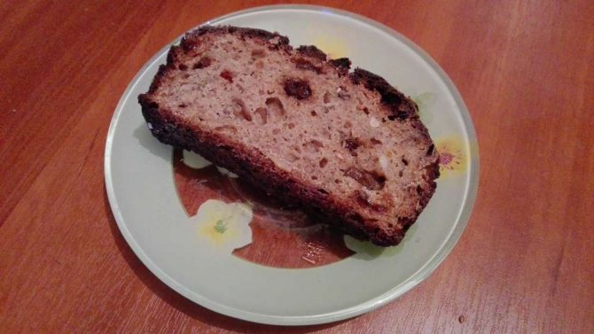 Кусочек хлеба на тарелке