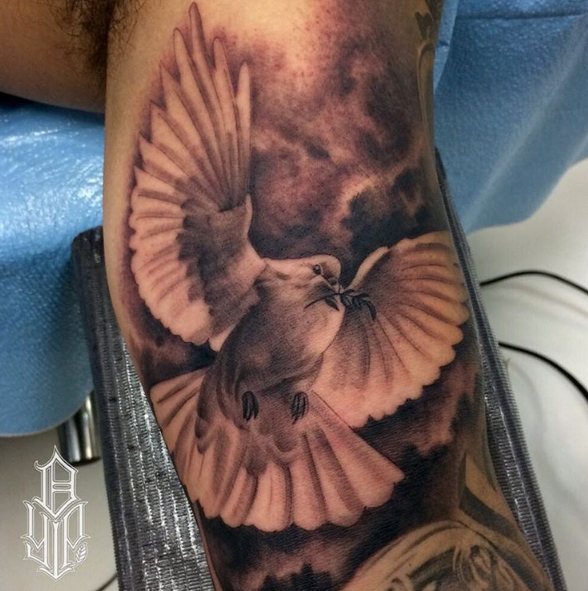 Летящий голубь в виде татуировки в стиле реализм