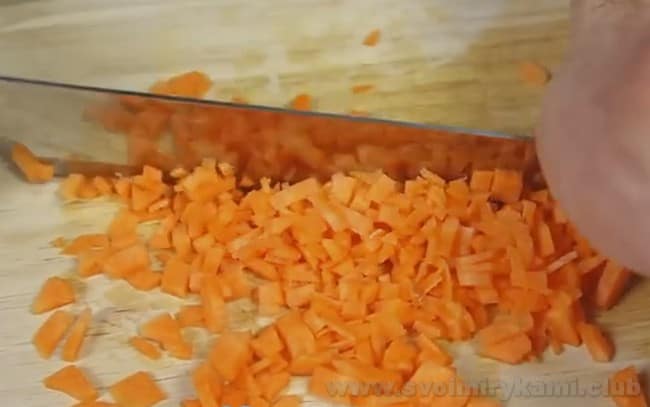 Лук и морковь также понадобятся для приготовления сырного супа-пюре с креветками.