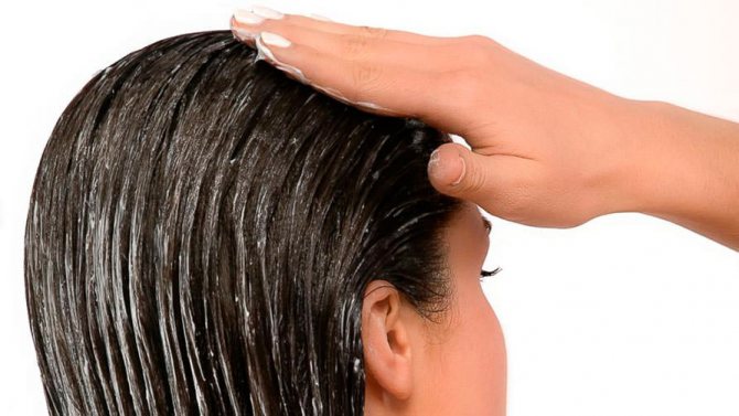 Маска с касторовым маслом питает и восстанавливает даже сильно поврежденные волосы