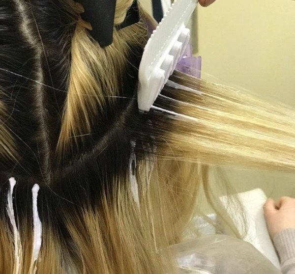 Мелирование на светлые волосы темными прядями: обратное, цветное, калифорнийское. Пошаговая инструкция с фото