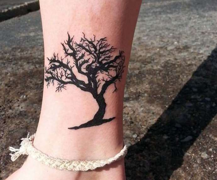 миниатюрное дерево на ноге у девушки