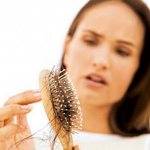 Многие болезни сопровождаются потерей волос