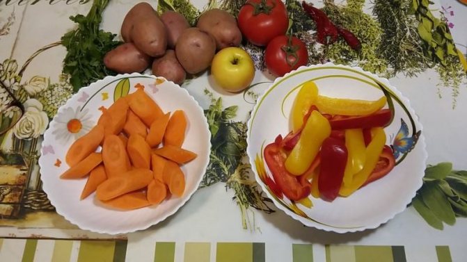 Морковь нарезаем крупно наискосок, болгарский перец крупной длинной соломкой