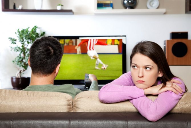 Муж смотрит футбол