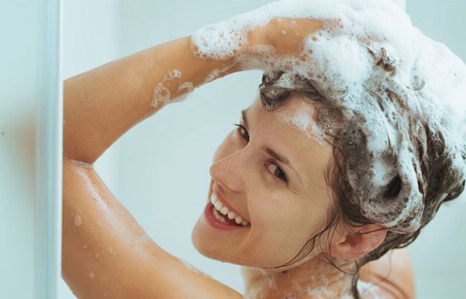 мытье волос шампунем