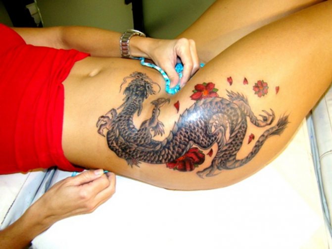 На бедре хорошо смотрится татуировка в виде большого дракона