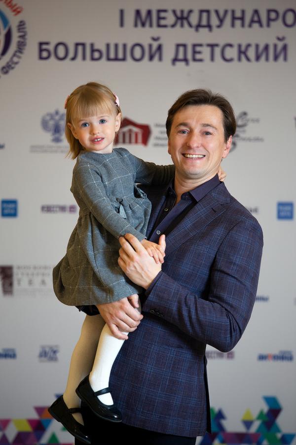 На фото: Сергей Безруков с дочкой Машей
