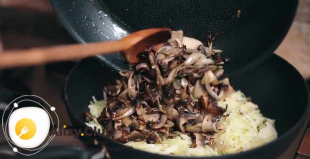 На одной сковороде спассеруйте капусту, на другой – обжарьте грибы