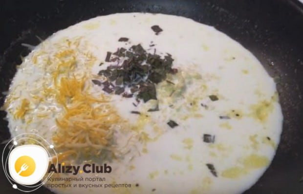 На сковороде готовим соус на основе сливок и сыра, в который добавляем базилик и чеснок.