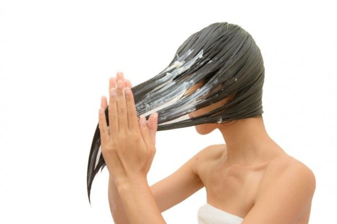 Нанесение маски на волосы