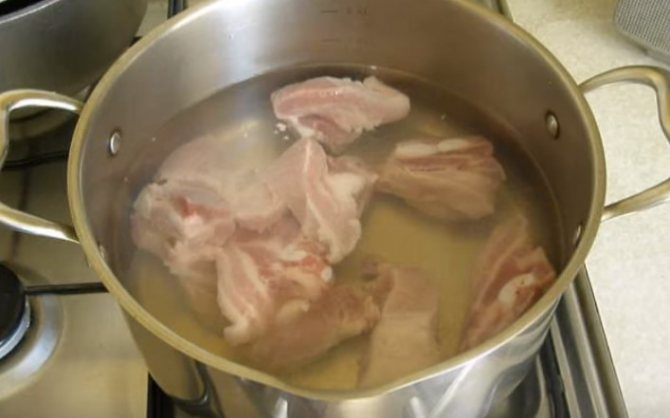 нарезаем свинину и кладем в кастрюлю с водой