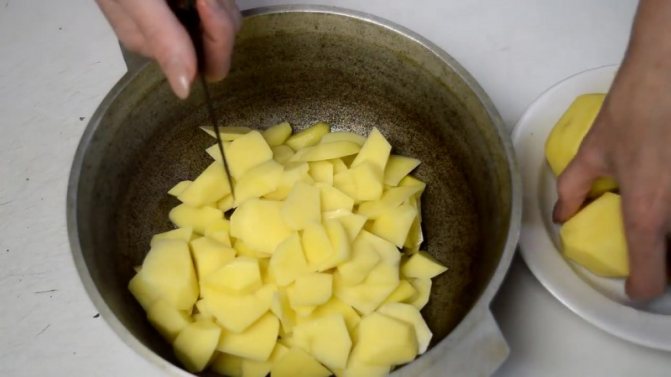 нарежьте сырой картофель небольшими кусочками