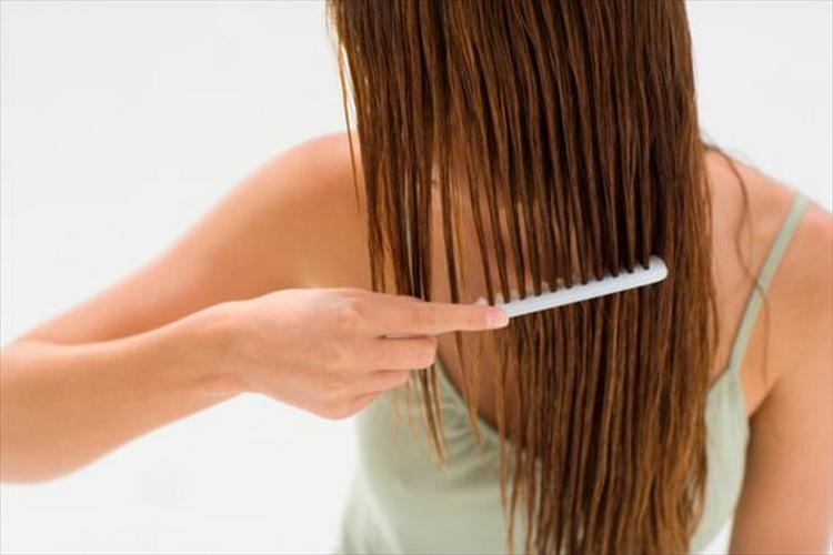 Наверное, самый занудный метод выравнивания волос это расчесывание мокрой копны жидким гребешком.
