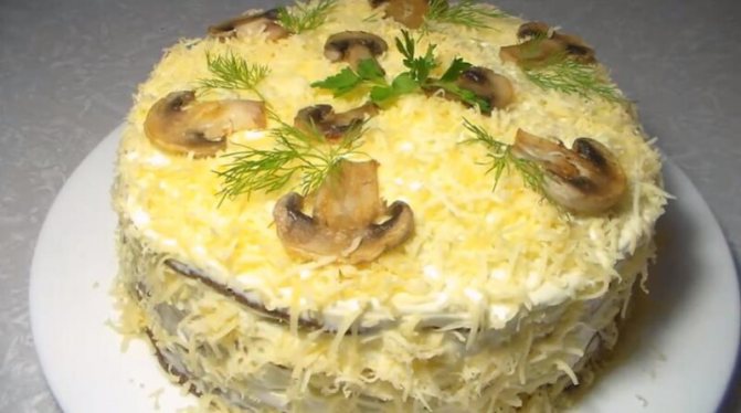 Нежный и вкусный печеночный торт с грибами, луком и морковью