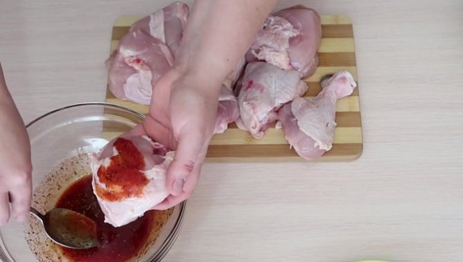 Обмазываем курицу соусом