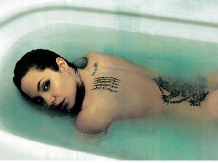 Обнаженная Анджелина Джоли позирует в ванной