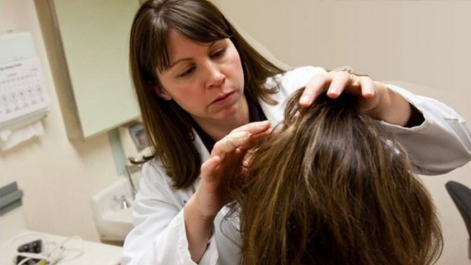 Обследование поверхности головы пациентки дерматологом на предмет наличия кожных болезней