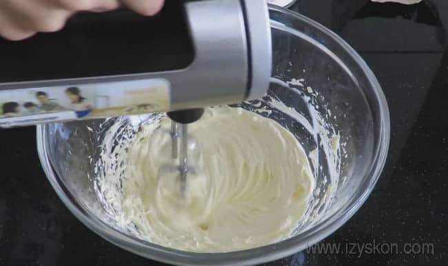 очень важно взбить масло добела для приготовления масляного крема для бисквитного торта.