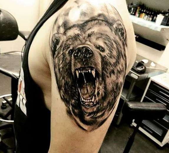Оскал медведя на плече