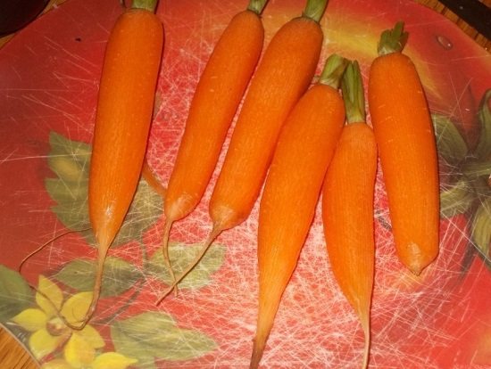 Овощечисткой снимаем с моркови кожицу
