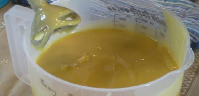 Овощной суп пюре со сливками взбейте погружным блендерем.
