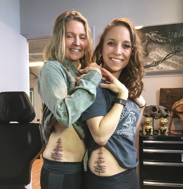 Парные татуировки у девушек в память друг о друге