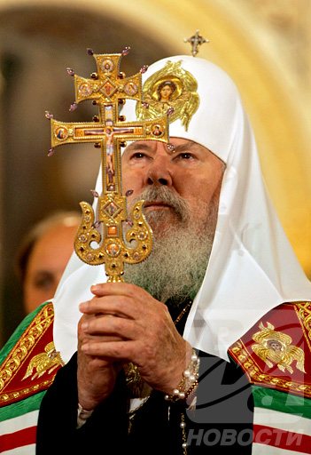 Патриарх Московский и всея Руси Алексий II с крестом в руках