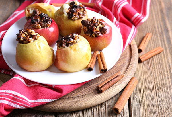 Печеные яблоки (в духовке) — польза и вред для организма человека