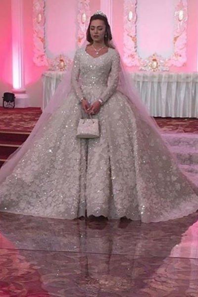 Платье Хадижы Ужаховой весило более 20-ти килограммов