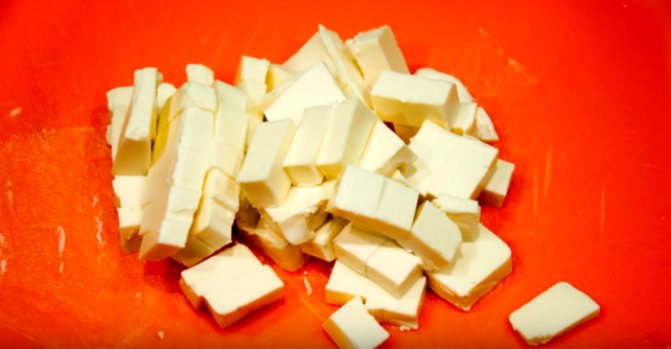 Плавленный сыр нарезать кубиками