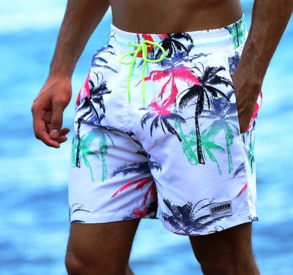 Пляжные мужские шорты пошиты из быстросохнущей ткани, что делает их комфортными