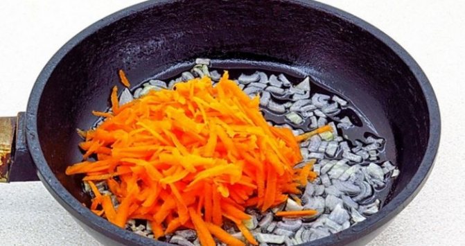 подготовка зажарки из лука и моркови