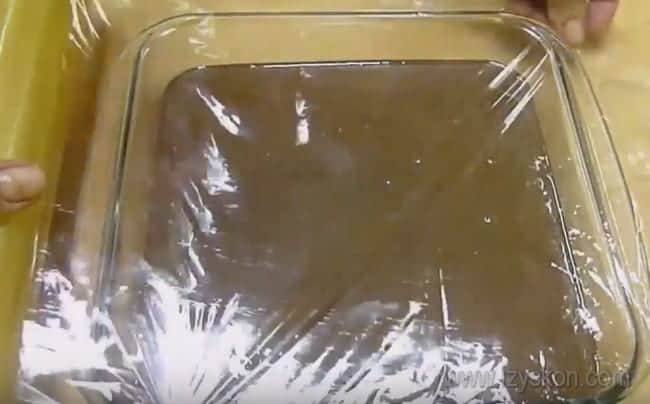 Пока шоколадный крем для бисквитного торта остывает, накройте его пищевой пленкой, чтобы избежать заветривания.