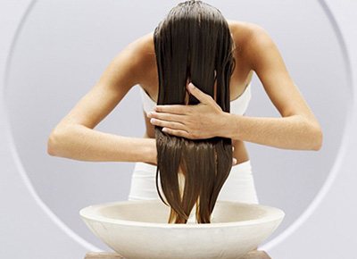 После многих процедур не следует промывать волосы проточной водой. В раствор для полоскания можно добавить несколько капель ароматических масел.