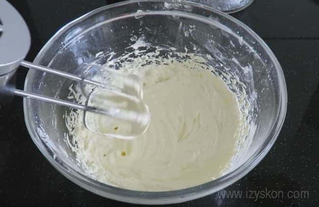 При приготовлении масляного крема для бисквитного торта сахарную пудру надо добавлять в два захода.