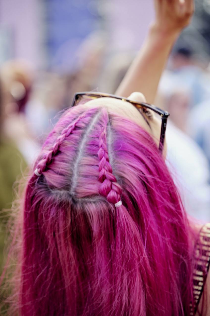 прическа в клуб розовые волосы косички