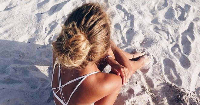 Прически на пляж – правила создания комфортно и модного летнего образа