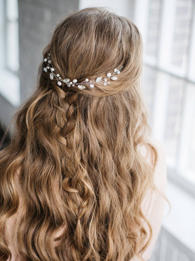 Прически с длинными распущенными волосами на свадьбу