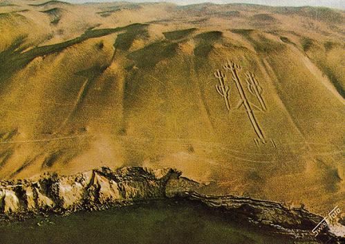 Приморский склон в пустыне Наска в Южной Америке с изображением трезубца