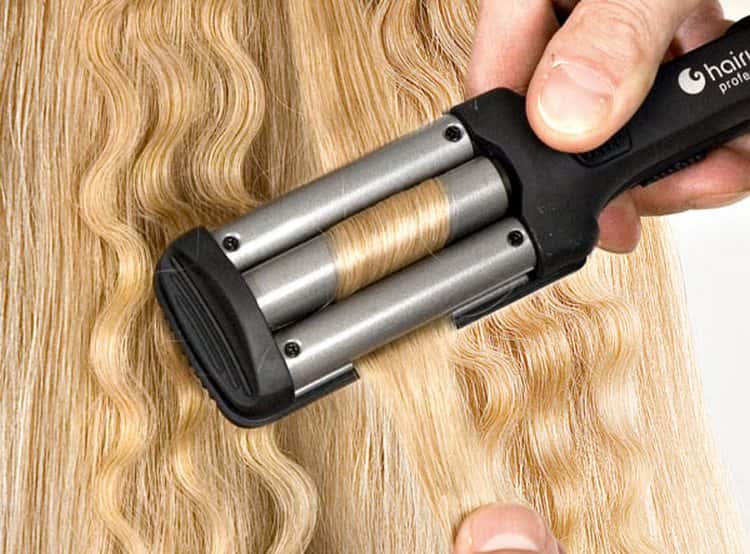 Прядь волос зажимается между тремя частями плойки, за счет чего можно создать красивую волну.